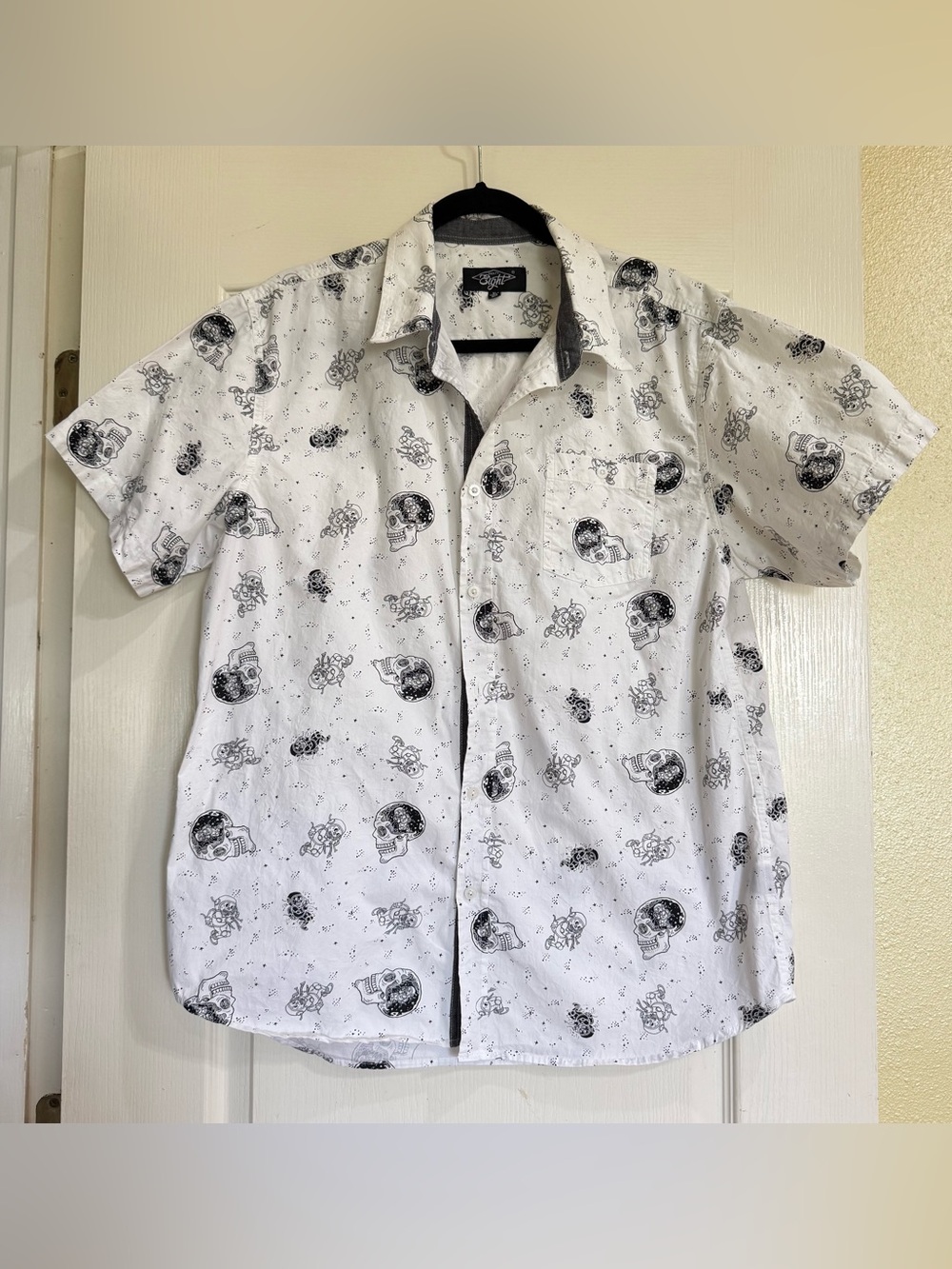 Eighty Eight White Short-Sleeve Button-Down Shirt with Black Skull Print